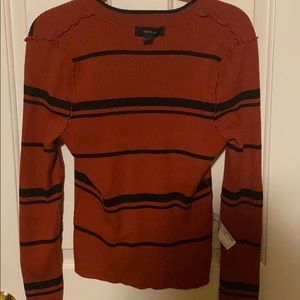 Long sleeve top.